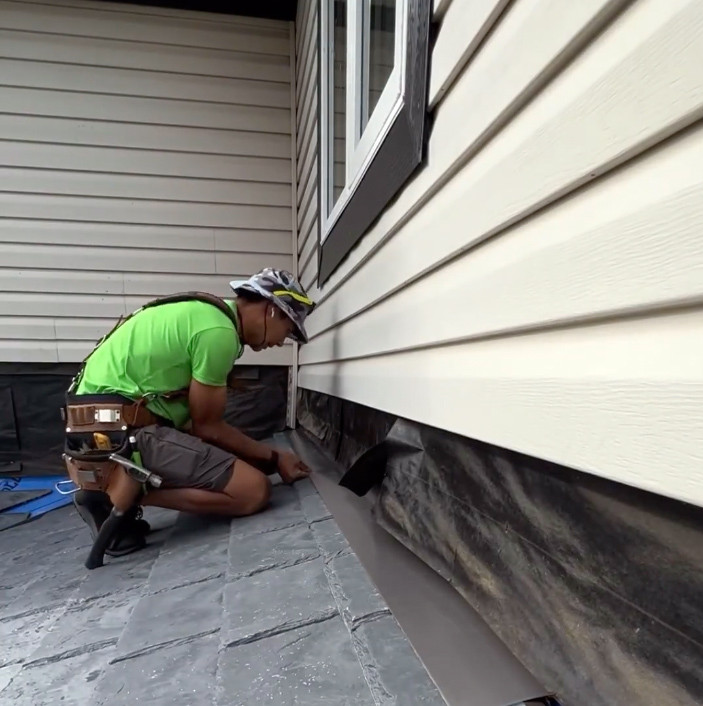 Solo siding installer Desmond Tse gives siding tips from the roof